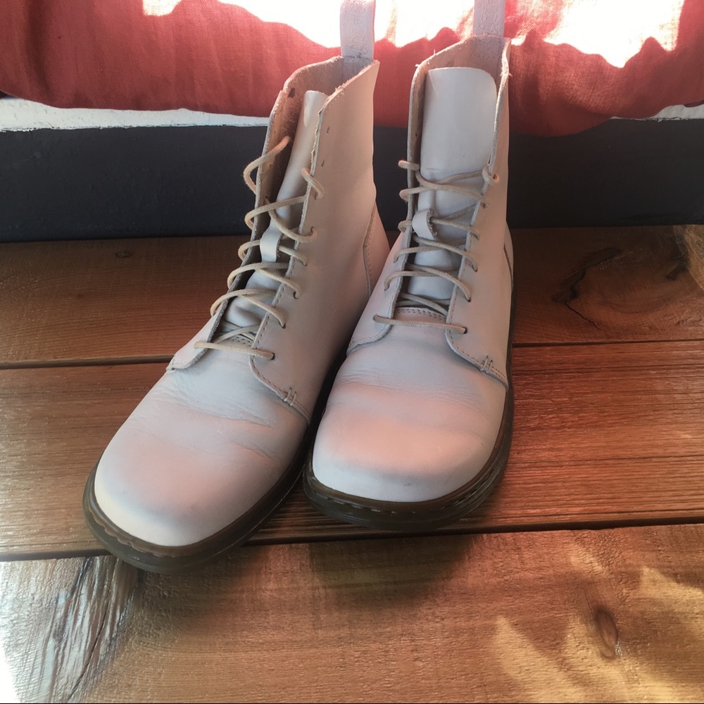 Cream Dr Martens